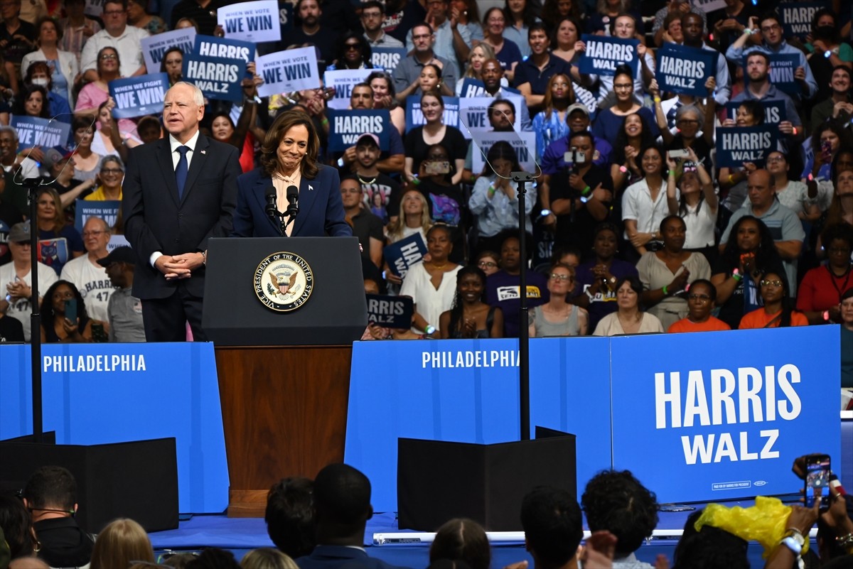 ABD'de Demokratların başkan adayı Kamala Harris (solda), başkan yardımcılığı adaylığı için...
