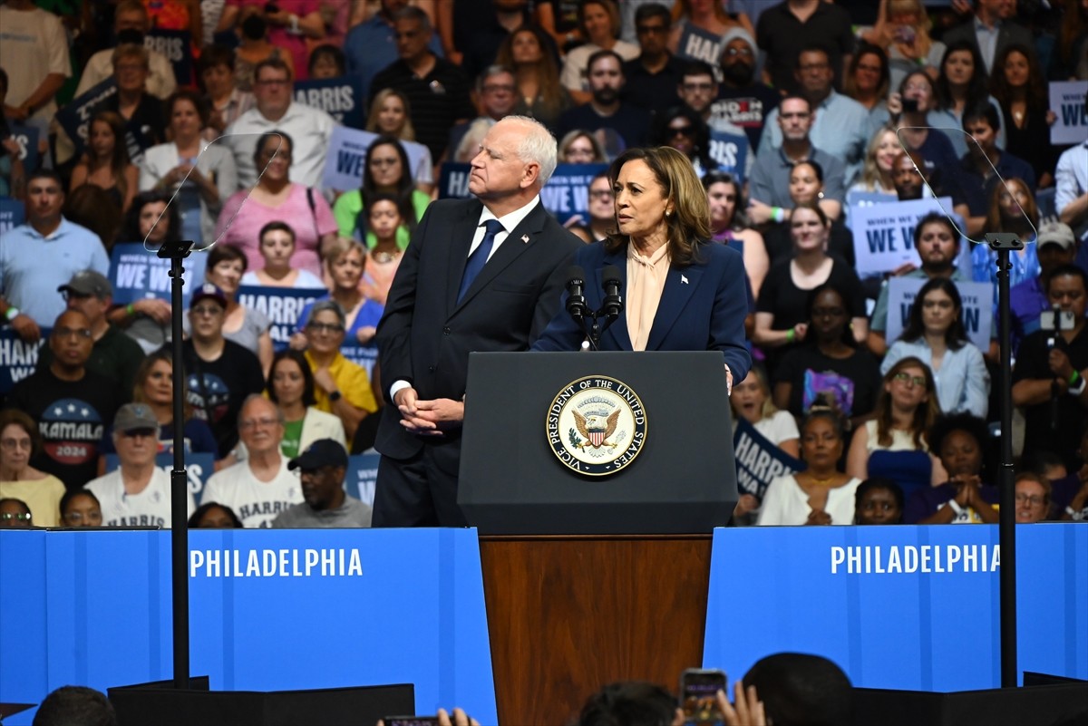ABD'de Demokratların başkan adayı Kamala Harris (solda), başkan yardımcılığı adaylığı için...