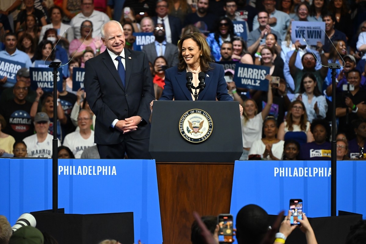 ABD'de Demokratların başkan adayı Kamala Harris (solda), başkan yardımcılığı adaylığı için...