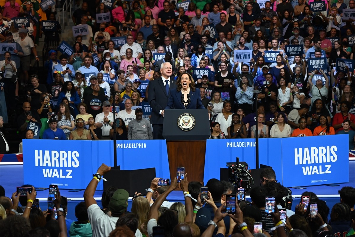 ABD'de Demokratların başkan adayı Kamala Harris (solda), başkan yardımcılığı adaylığı için...