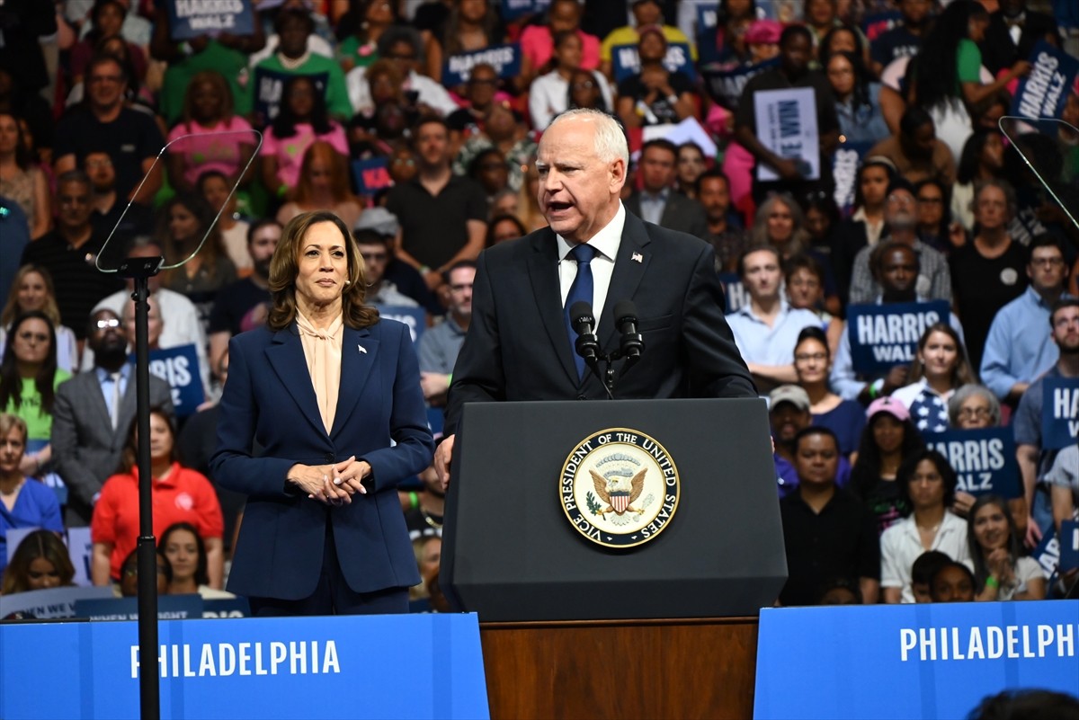 ABD'de Demokratların başkan adayı Kamala Harris (solda), başkan yardımcılığı adaylığı için...
