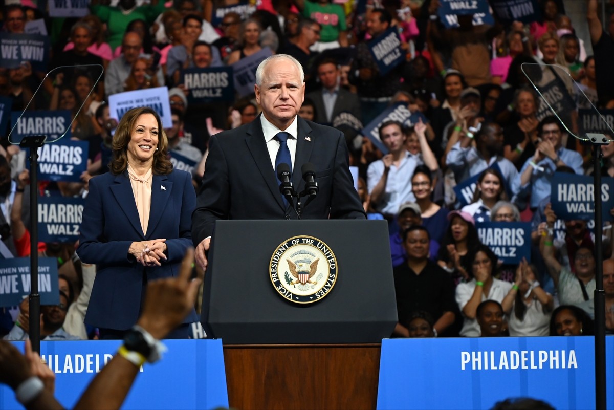 ABD'de Demokratların başkan adayı Kamala Harris (solda), başkan yardımcılığı adaylığı için...
