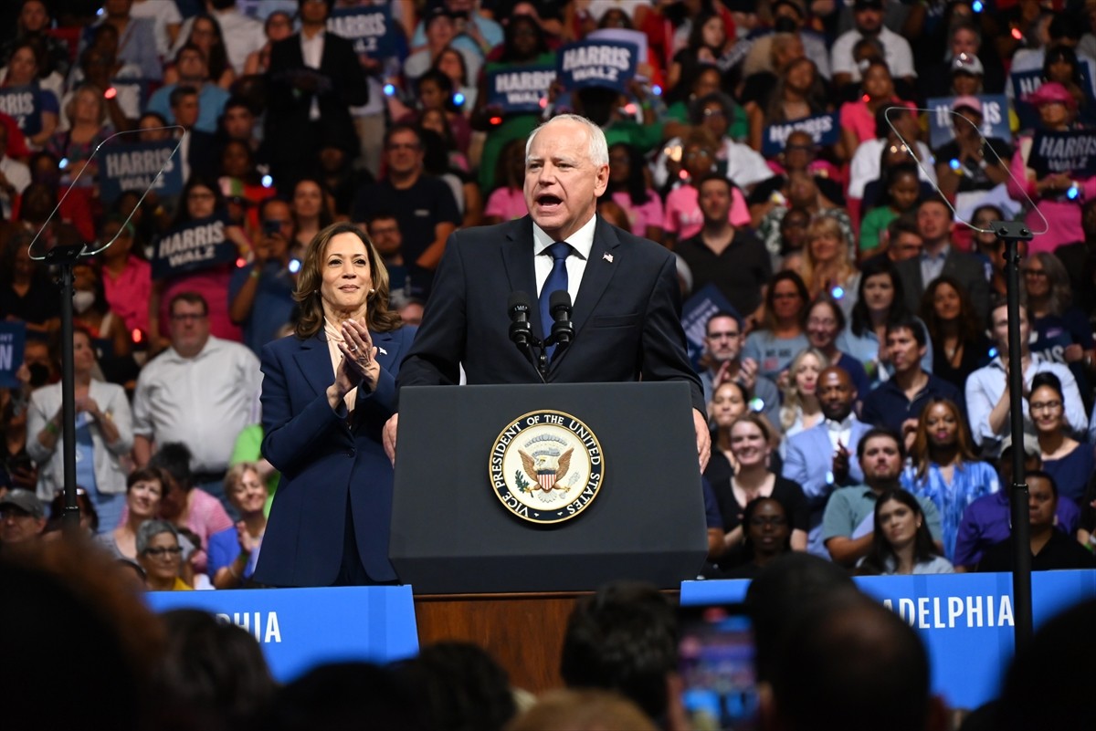 ABD'de Demokratların başkan adayı Kamala Harris (solda), başkan yardımcılığı adaylığı için...
