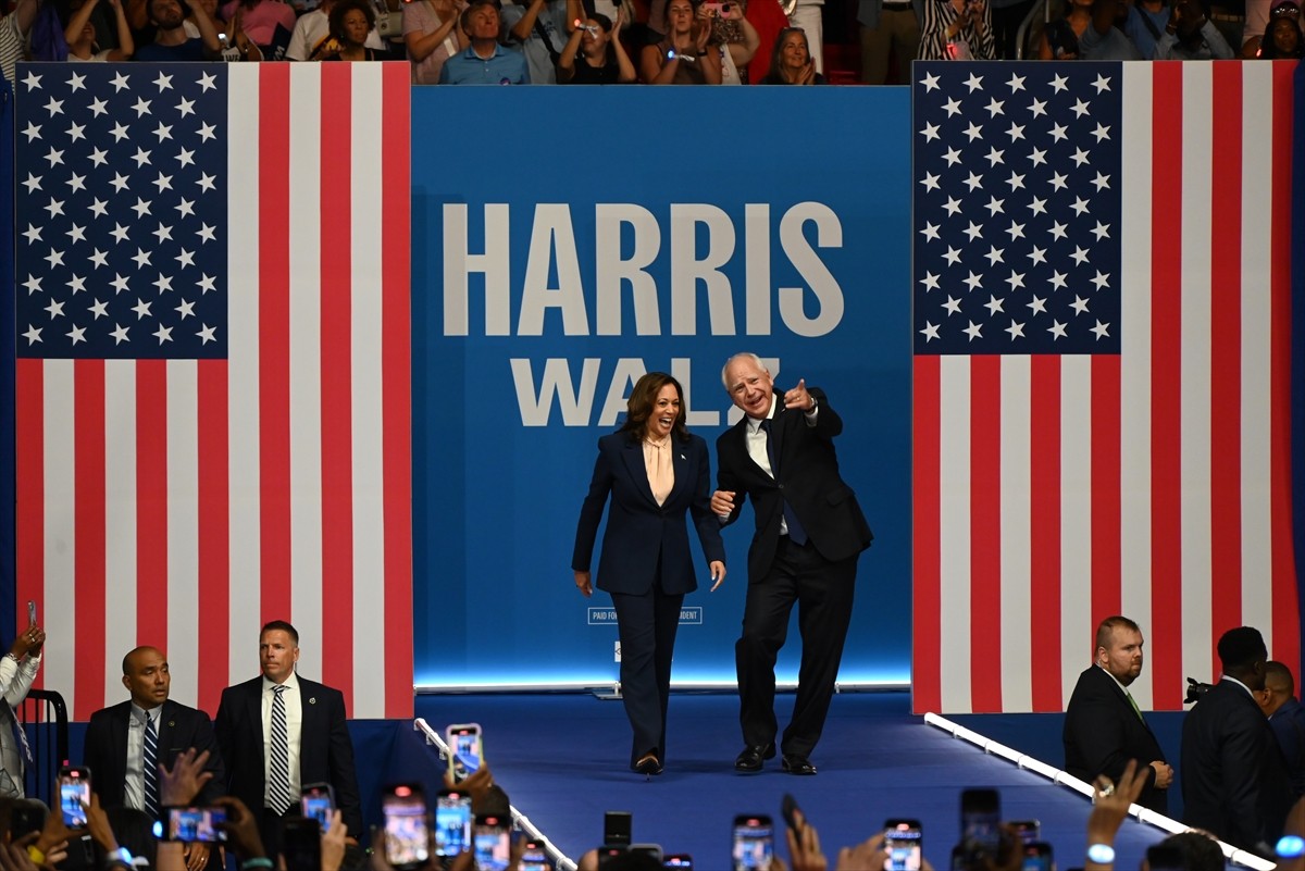 ABD'de Demokratların başkan adayı Kamala Harris (solda), başkan yardımcılığı adaylığı için...