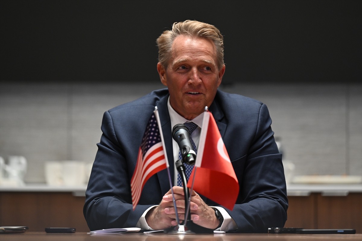ABD'nin Ankara Büyükelçisi Jeff Flake, Ankara'da ABD Büyükelçiliği'nde basın mensuplarıyla bir...