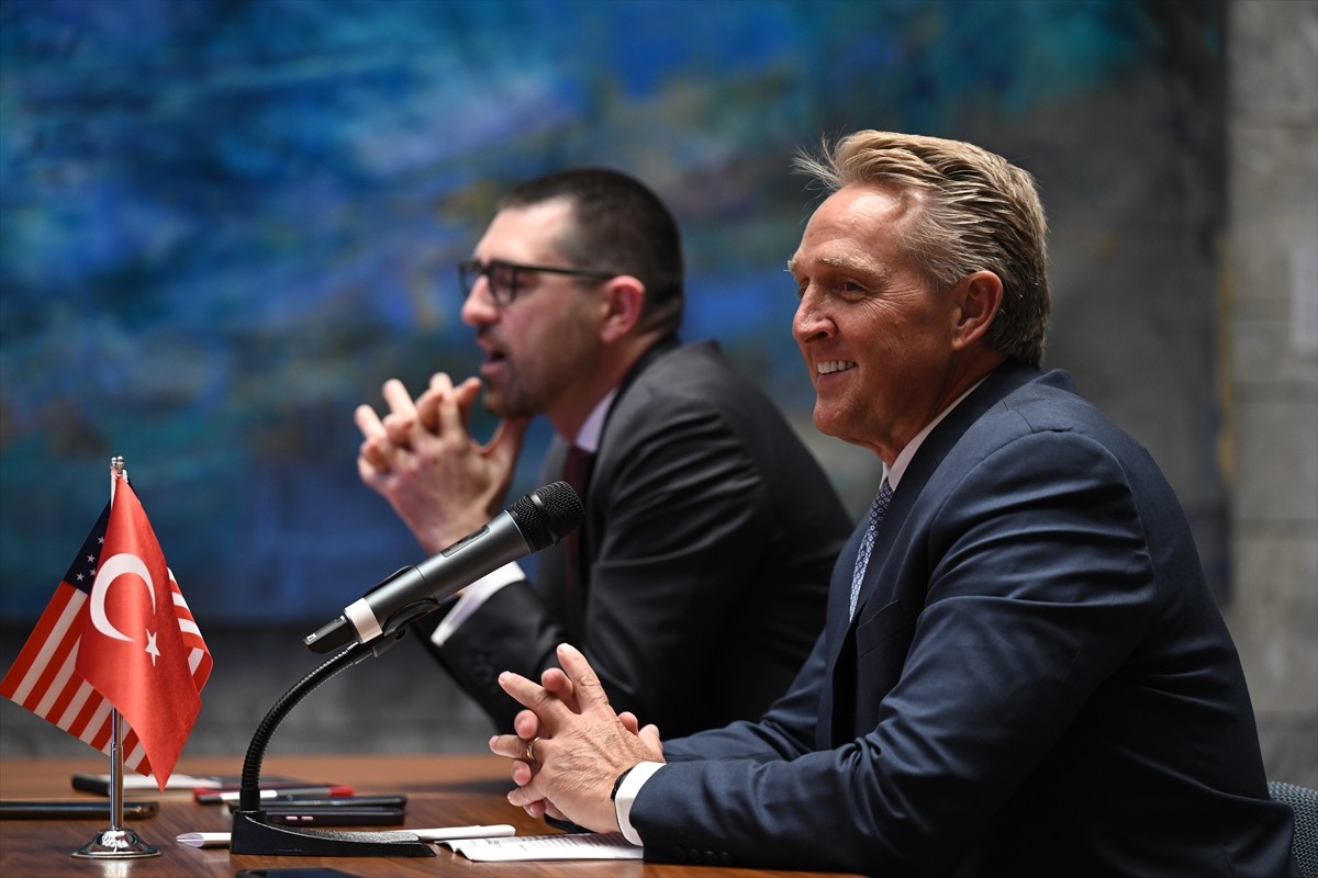 ABD'nin Ankara Büyükelçisi Jeff Flake, Ankara'da ABD Büyükelçiliği'nde basın mensuplarıyla bir...