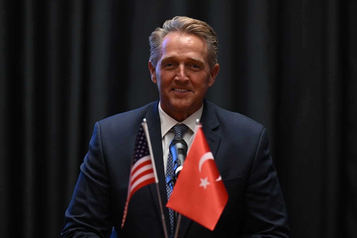 ABD'nin Ankara Büyükelçisi Jeff Flake, Ankara'da ABD Büyükelçiliği'nde basın mensuplarıyla bir...