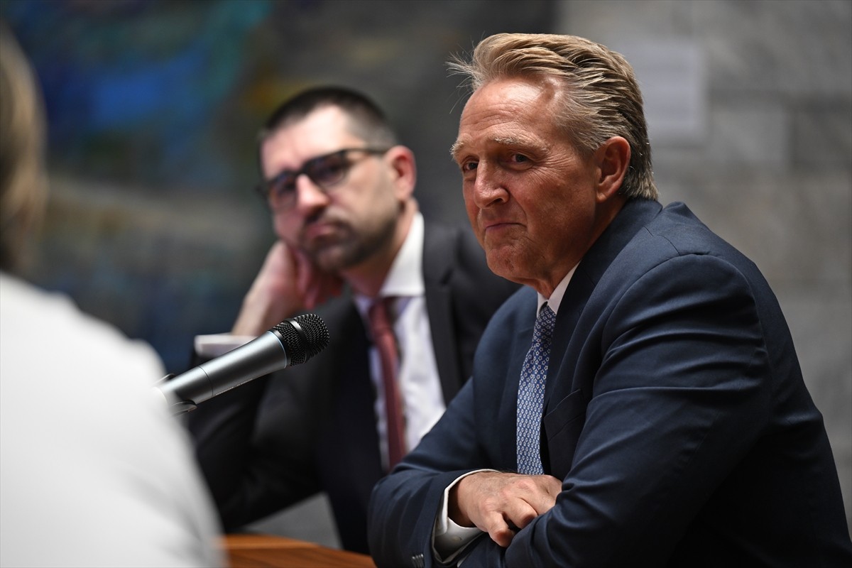 ABD'nin Ankara Büyükelçisi Jeff Flake, Ankara'da ABD Büyükelçiliği'nde basın mensuplarıyla bir...