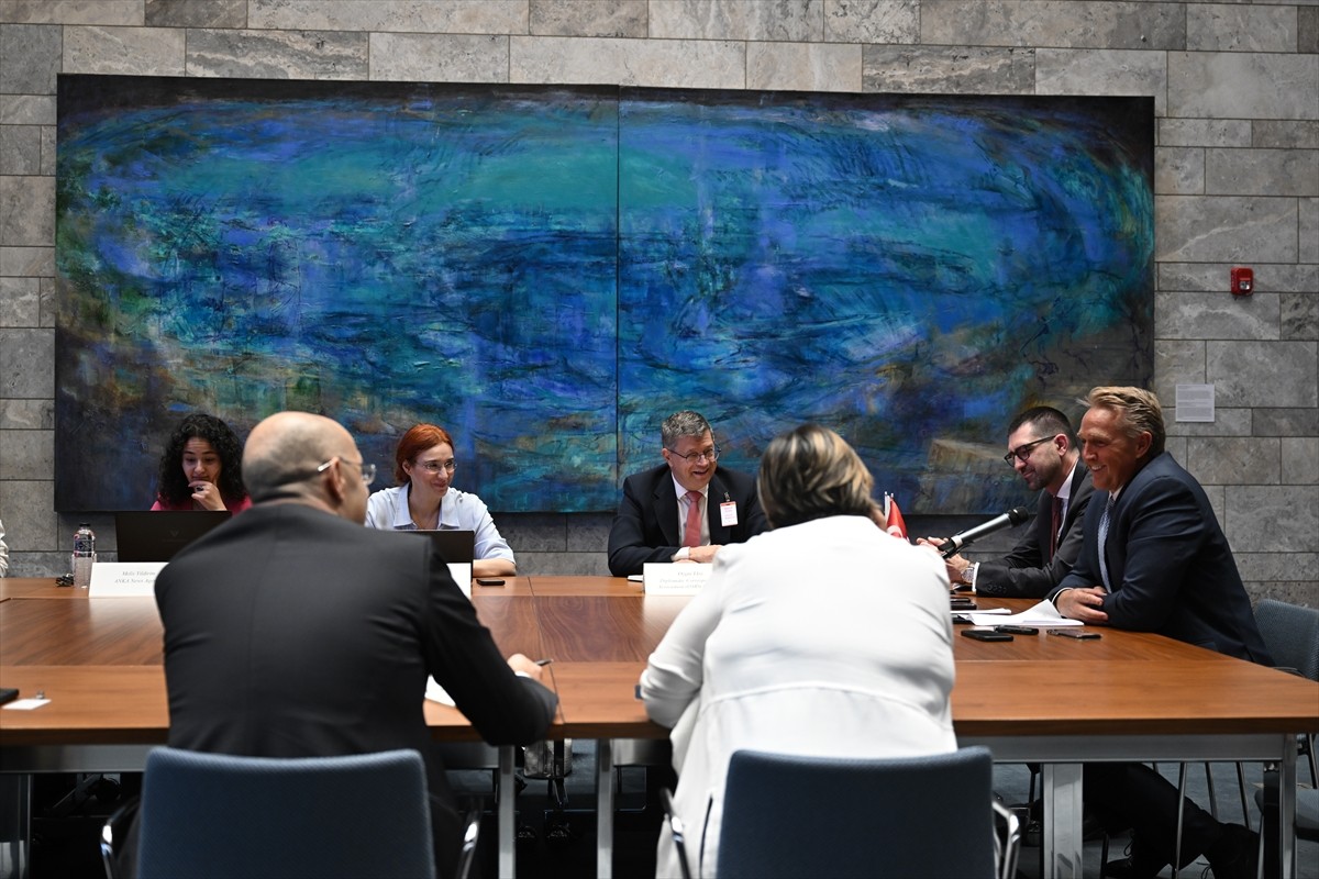 ABD'nin Ankara Büyükelçisi Jeff Flake, Ankara'da ABD Büyükelçiliği'nde basın mensuplarıyla bir...