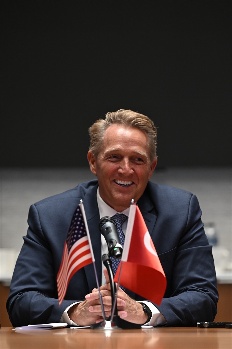 ABD'nin Ankara Büyükelçisi Jeff Flake, Ankara'da ABD Büyükelçiliği'nde basın mensuplarıyla bir...