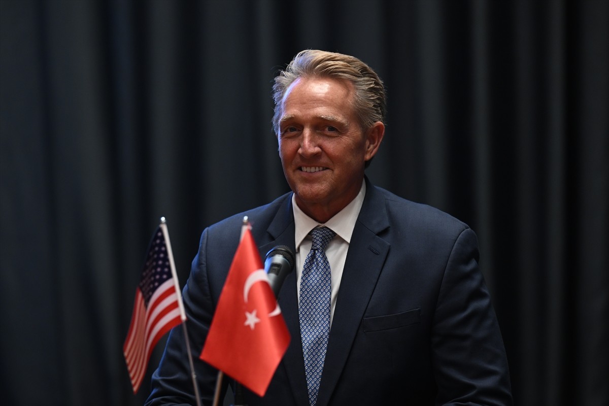 ABD'nin Ankara Büyükelçisi Jeff Flake, Ankara'da ABD Büyükelçiliği'nde basın mensuplarıyla bir...