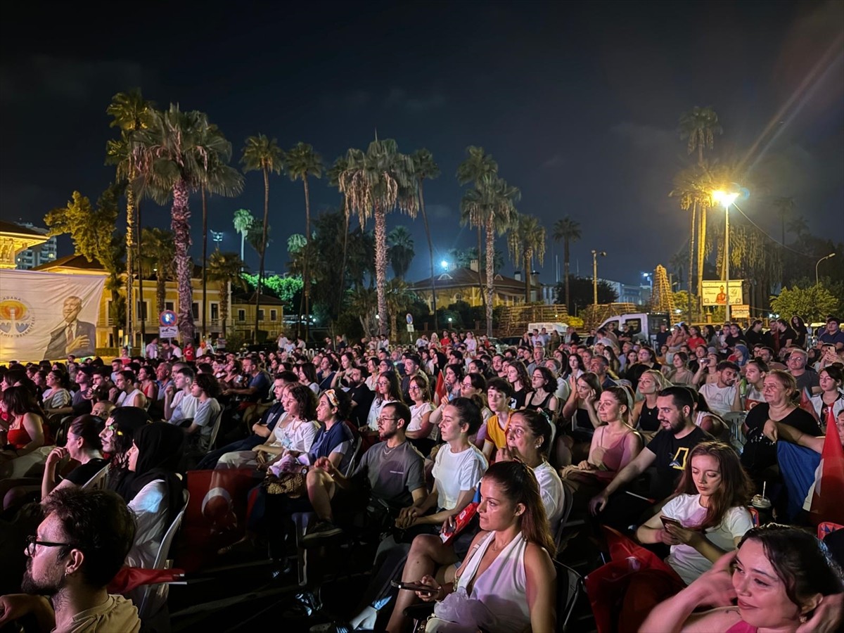 Adana'da vatandaşlar, A Milli Kadın Voleybol Takımı'nın, Paris 2024 Olimpiyat Oyunları'nın yarı...