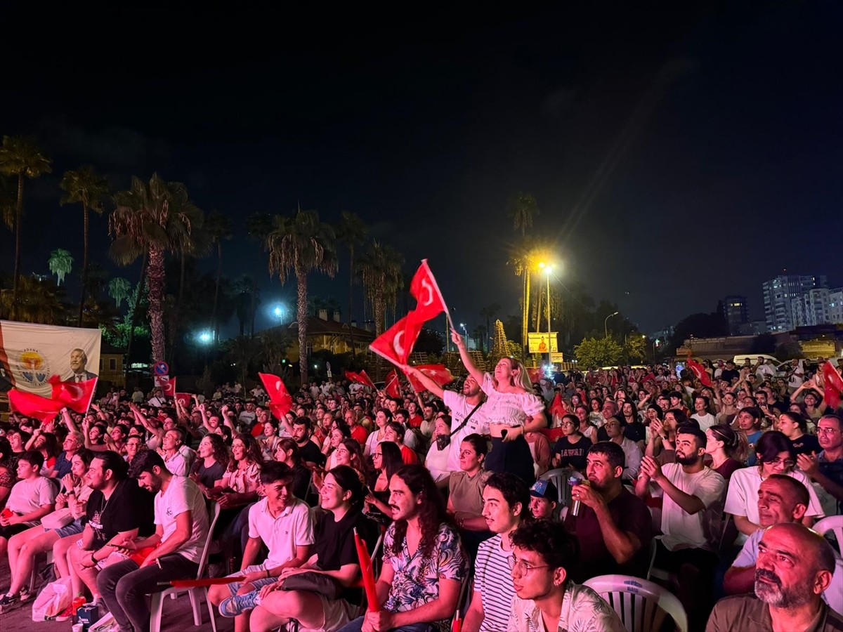 Adana'da vatandaşlar, A Milli Kadın Voleybol Takımı'nın, Paris 2024 Olimpiyat Oyunları'nın yarı...