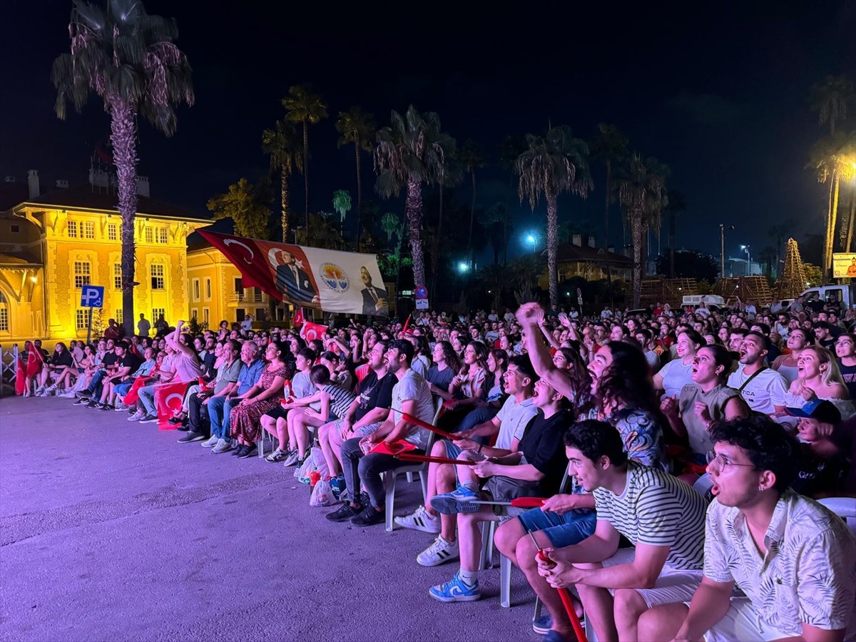 Adana'da vatandaşlar, A Milli Kadın Voleybol Takımı'nın, Paris 2024 Olimpiyat Oyunları'nın yarı...