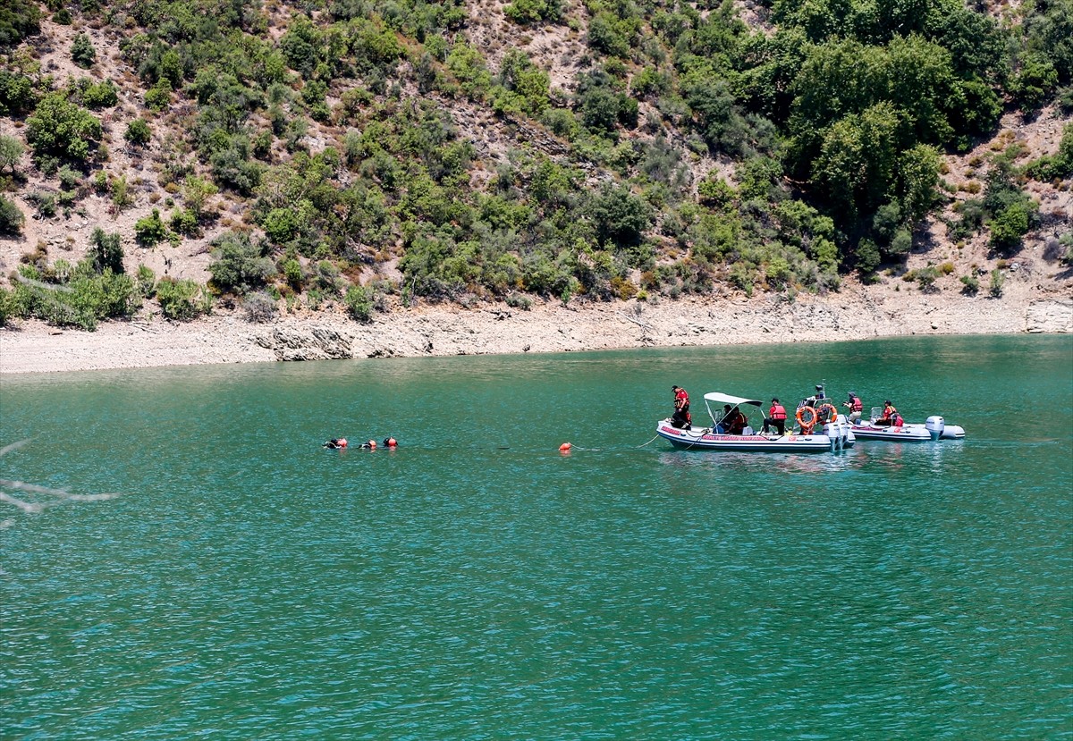 Adana'nın Kozan ilçesinde, 2 Ağustos'ta orman yangınına müdahale ederken baraj gölüne düşen...