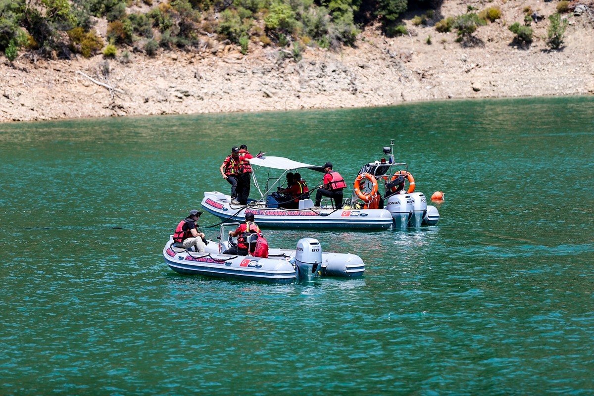 Adana'nın Kozan ilçesinde, 2 Ağustos'ta orman yangınına müdahale ederken baraj gölüne düşen...