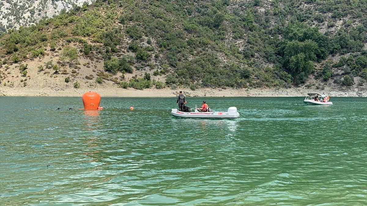 Adana'nın Kozan ilçesinde, 2 Ağustos'ta orman yangınına müdahale ederken baraj gölüne düşen...