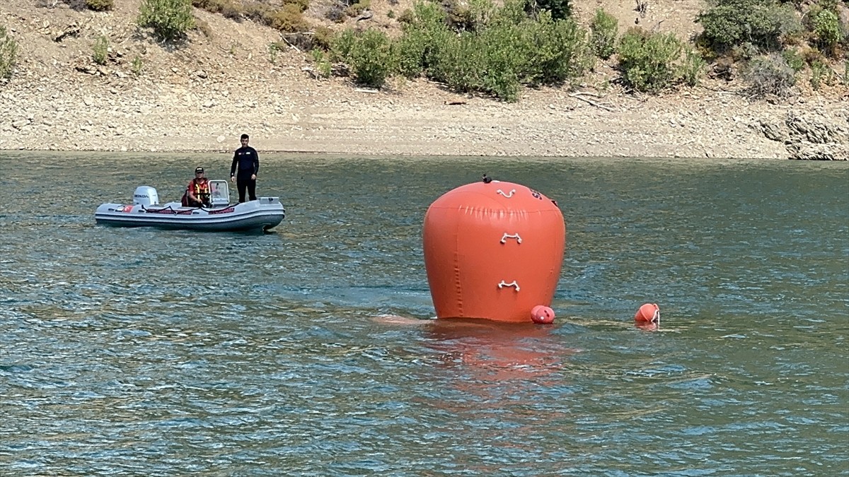 Adana'nın Kozan ilçesinde, 2 Ağustos'ta orman yangınına müdahale ederken baraj gölüne düşen...