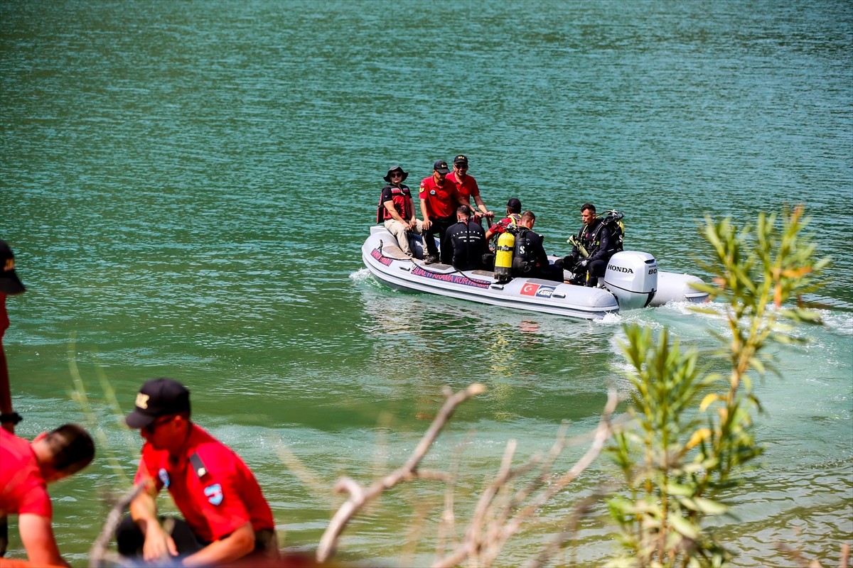 Adana'nın Kozan ilçesinde, 2 Ağustos'ta orman yangınına müdahale ederken baraj gölüne düşen...