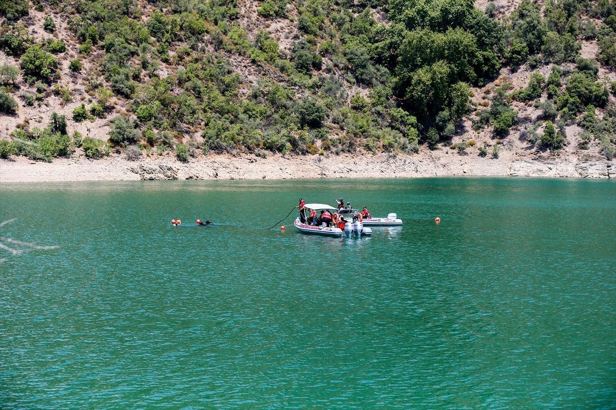 Adana'nın Kozan ilçesinde, 2 Ağustos'ta orman yangınına müdahale ederken baraj gölüne düşen...