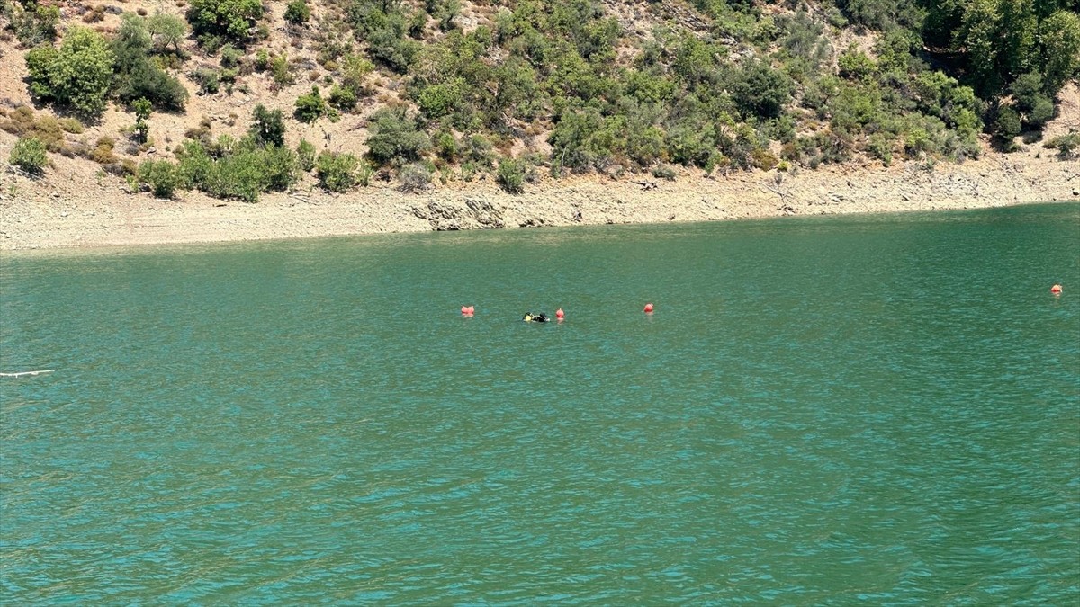 Adana'nın Kozan ilçesinde, 2 Ağustos'ta orman yangınına müdahale ederken baraj gölüne düşen...