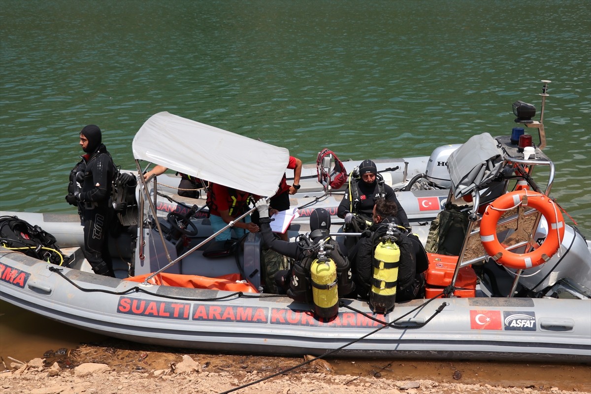 Adana'nın Kozan ilçesinde, 2 Ağustos'ta orman yangınına müdahale ederken baraj gölüne düşen...