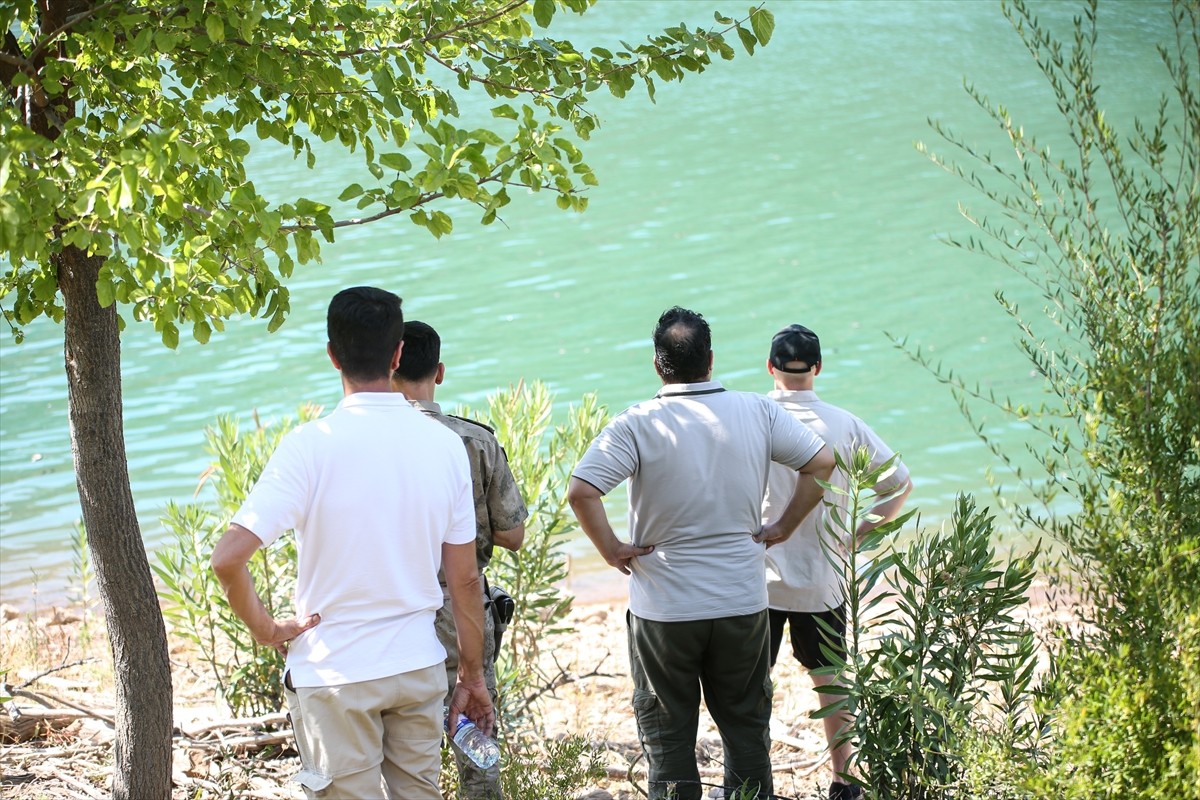 Adana'nın Kozan ilçesinde, dün orman yangınına müdahale eden helikopterin su almaya çalışırken...