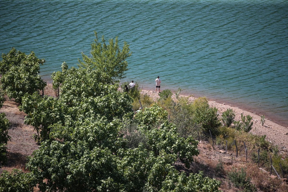 Adana'nın Kozan ilçesinde, dün orman yangınına müdahale eden helikopterin su almaya çalışırken...