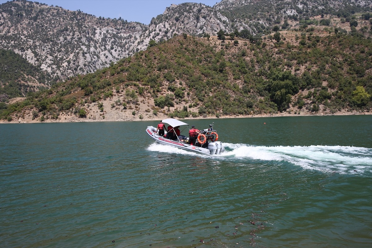 Adana'nın Kozan ilçesinde jandarma ekipleri, 2 Ağustos'ta orman yangınına müdahale eden...