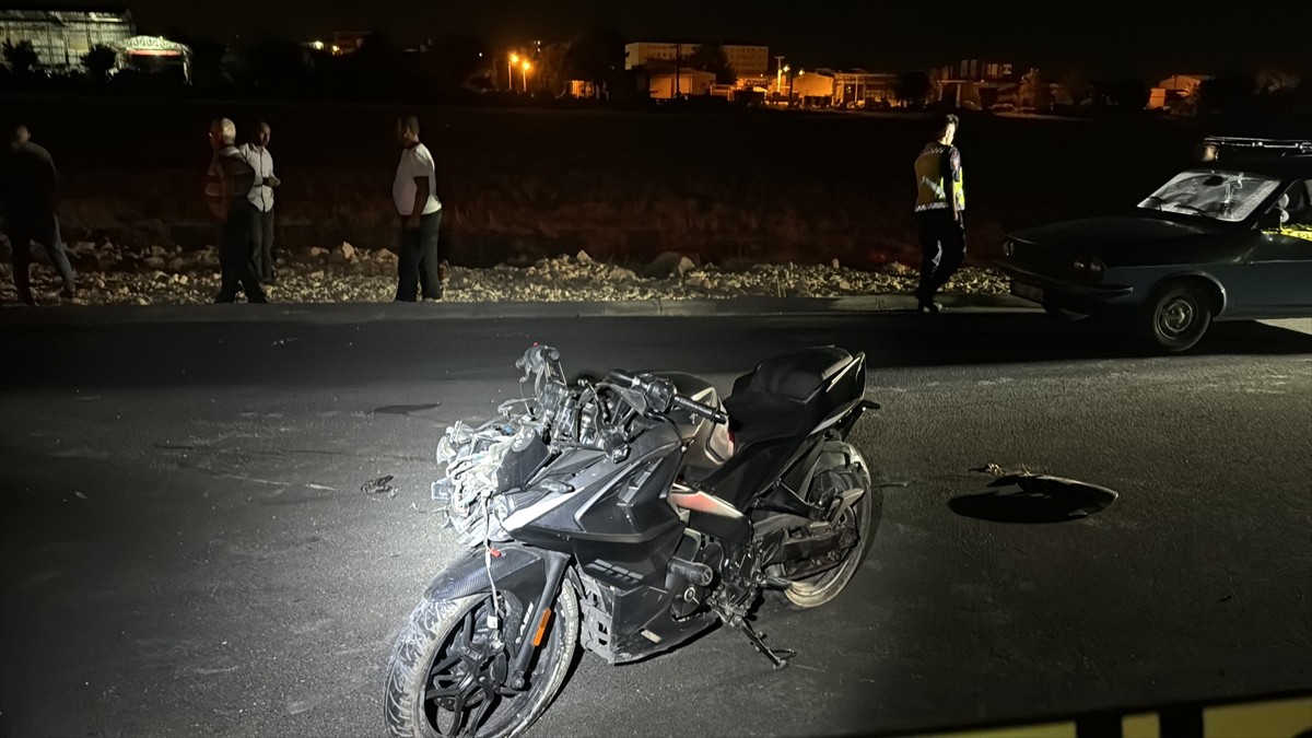 Adıyaman'da devrilen motosikletin sürücüsü hayatını kaybetti. Bölgeye 112 Acil Sağlık, jandarma ve...