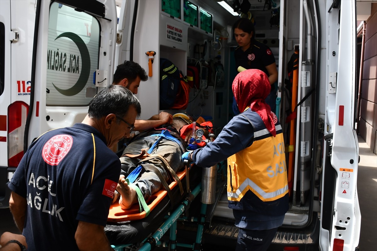 Adıyaman'da yapımı süren bir inşaatta iskelenin çökmesi sonucu 1'i ağır 3 işçi yaralandı....