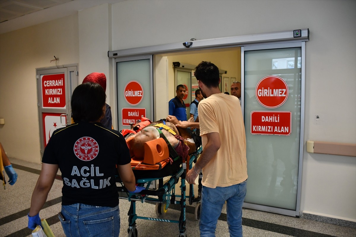 Adıyaman'da yapımı süren bir inşaatta iskelenin çökmesi sonucu 1'i ağır 3 işçi yaralandı....