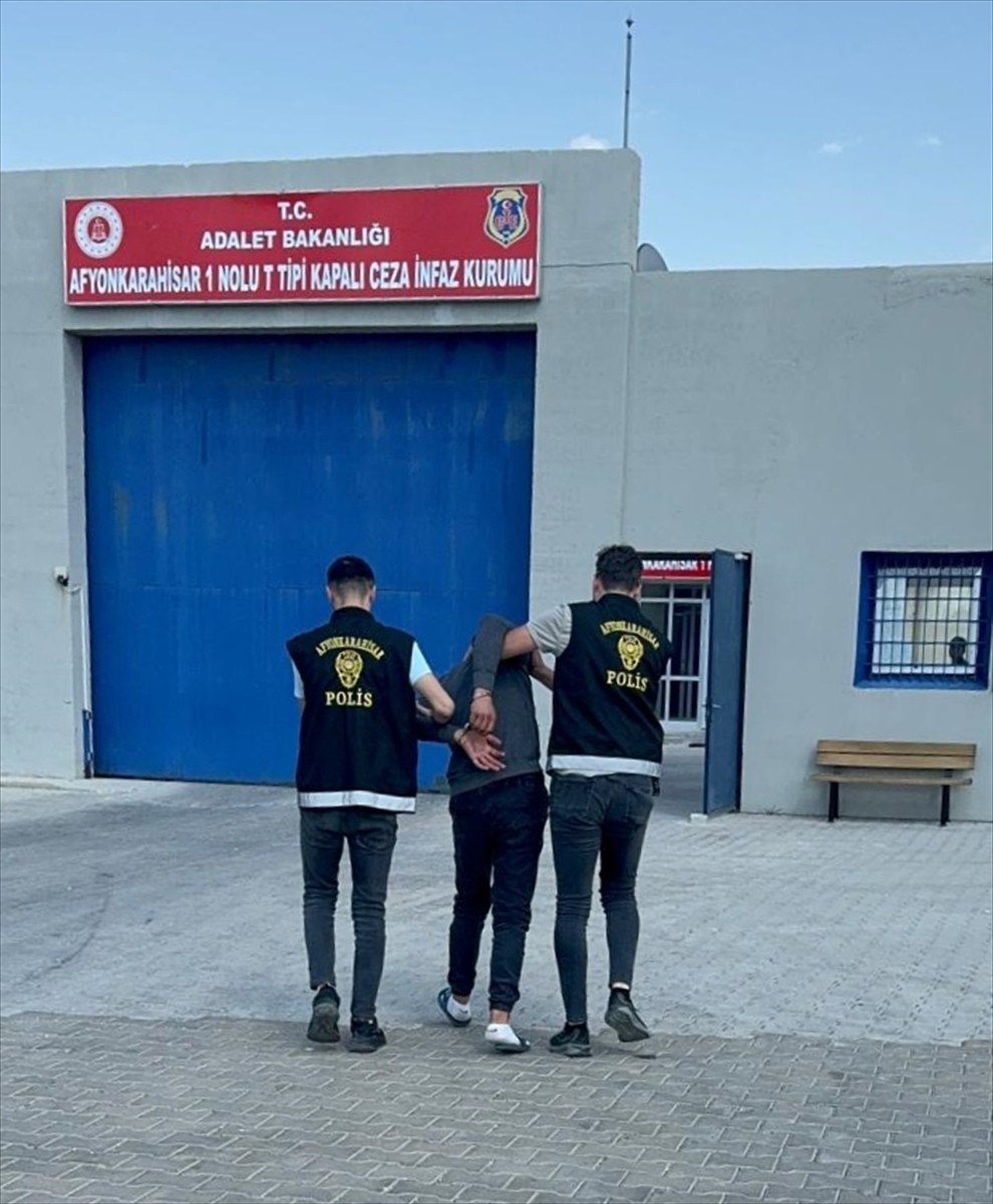 Afyonkarahisar'da bir parkta kavga ettiği eski kız arkadaşını bıçaklayarak öldüren zanlı...