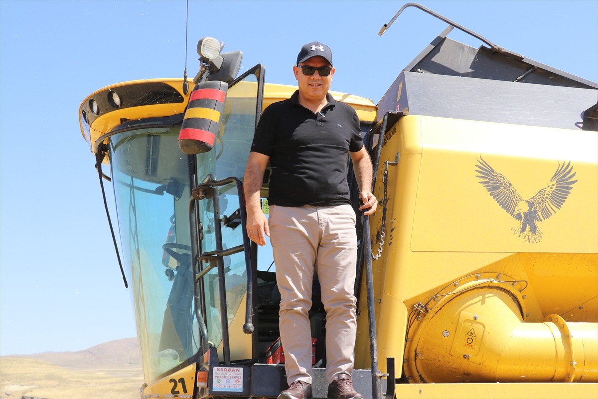 Ağrı'nın bereketli ovalarındaki buğday tarlalarında biçerdöverlerle hasat heyecanı...