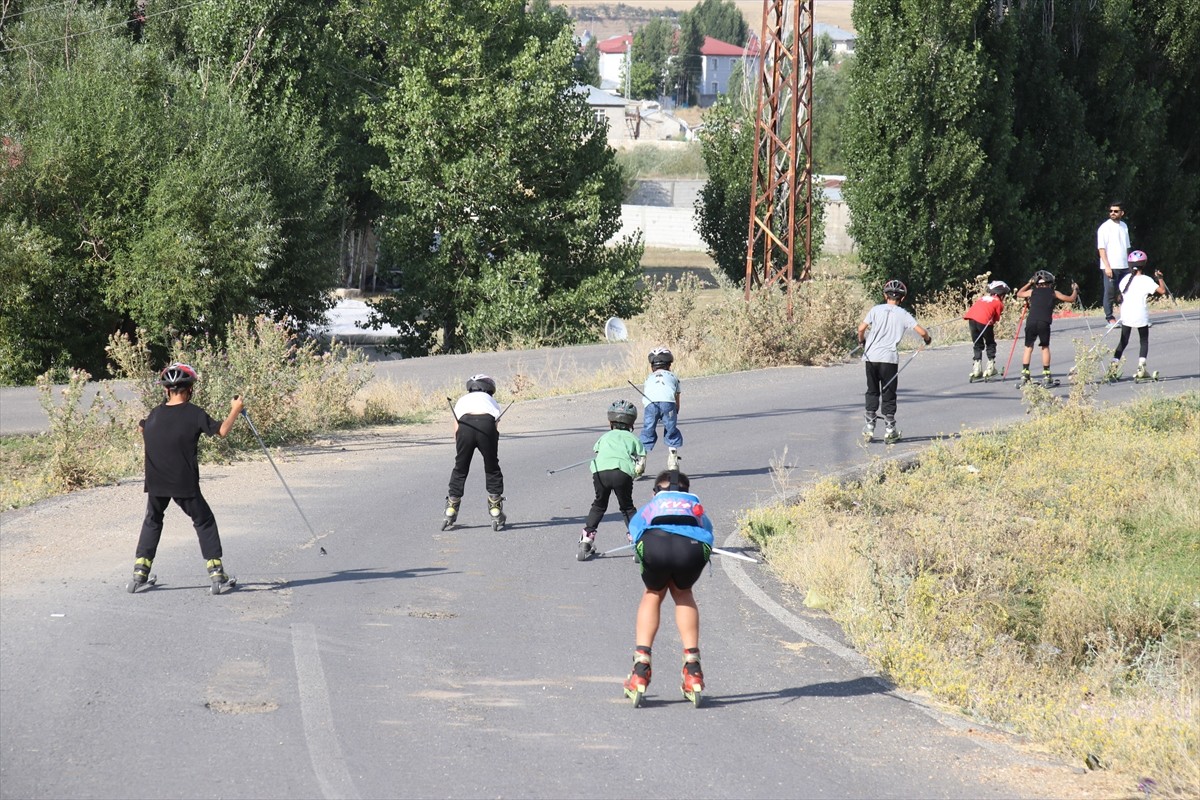 Ağrı Gençlik ve Spor İl Müdürlüğünün 18 yaş altı kayaklı koşu takımında yer alan 40 sporcu, soğuk...