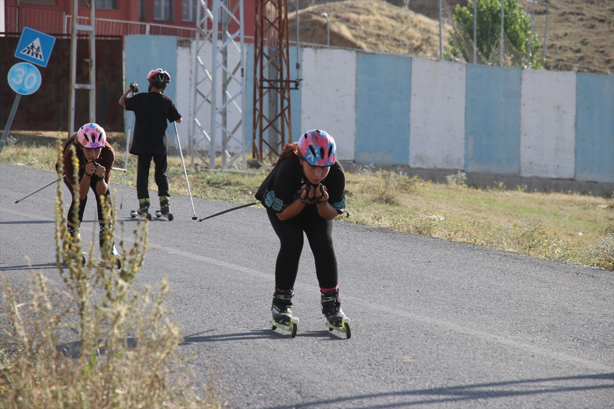 Ağrı Gençlik ve Spor İl Müdürlüğünün 18 yaş altı kayaklı koşu takımında yer alan 40 sporcu, soğuk...
