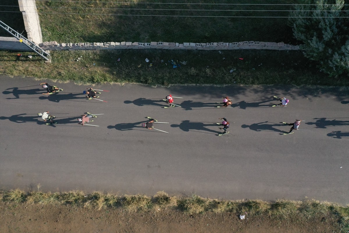 Ağrı Gençlik ve Spor İl Müdürlüğünün 18 yaş altı kayaklı koşu takımında yer alan 40 sporcu, soğuk...