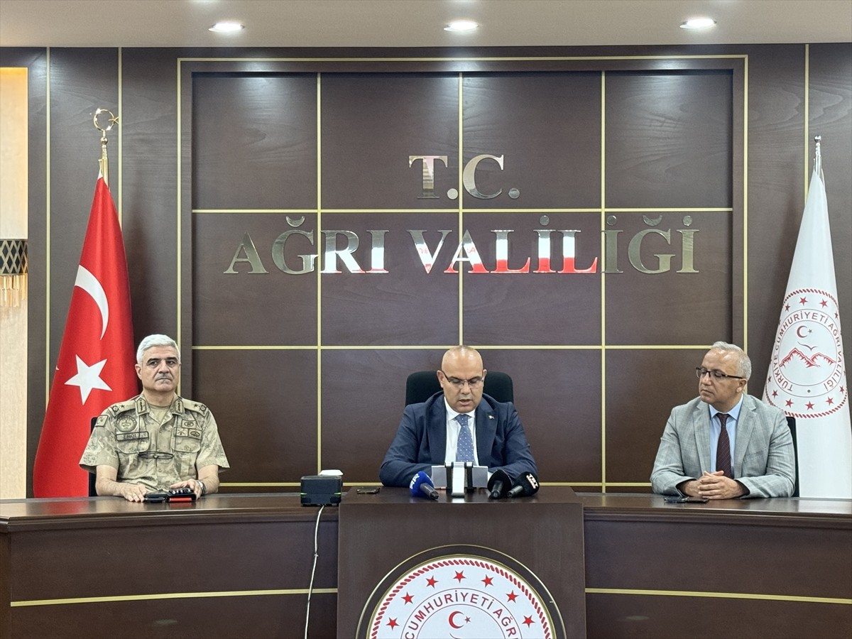 Ağrı Valisi Mustafa Koç (ortada), İl Jandarma Komutanı Tuğgeneral Hüsamettin Erol (solda) ve İl...