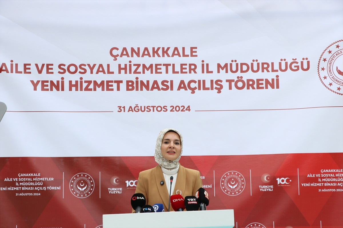Aile ve Sosyal Hizmetler Bakanı Mahinur Özdemir Göktaş (sağda), Aile ve Sosyal Hizmetler İl...