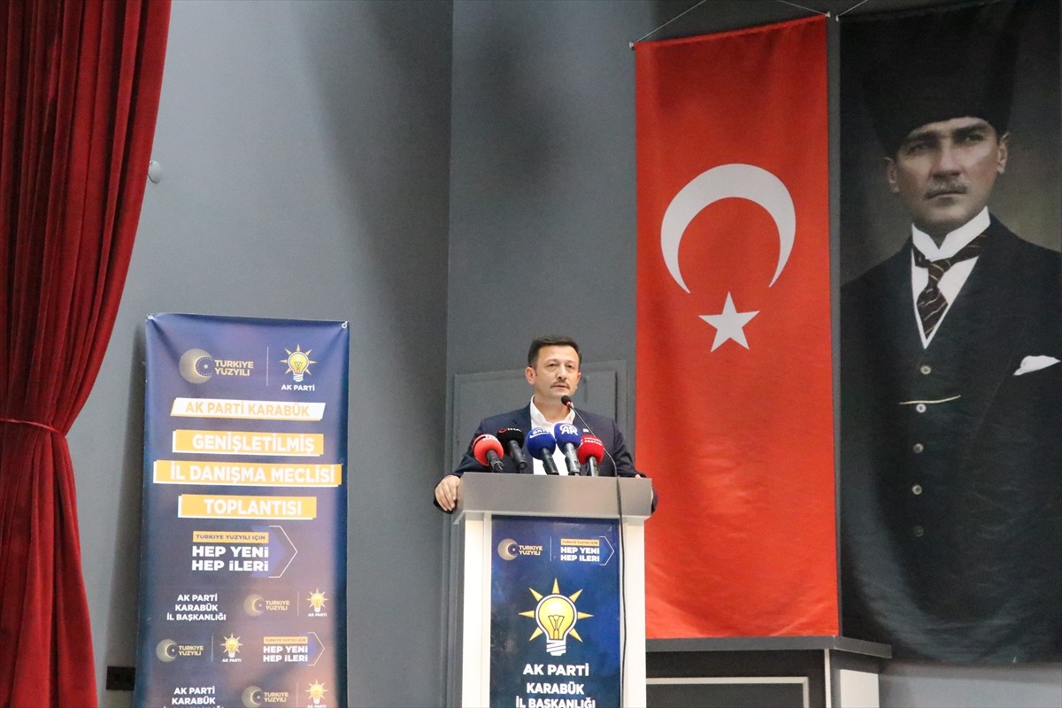 AK Parti Genel Başkan Yardımcısı Hamza Dağ (solda), partisinin Yenişehir Vali Nafiz Kayalı Gençlik...