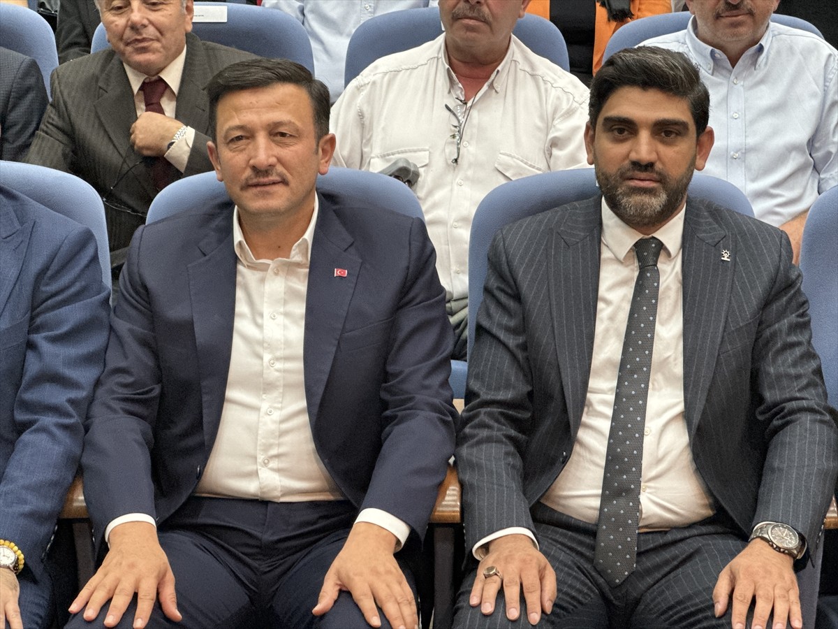 AK Parti Genel Başkan Yardımcısı Hamza Dağ (solda), partisinin Yenişehir Vali Nafiz Kayalı Gençlik...