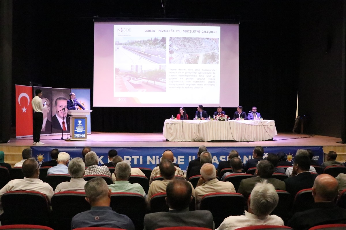 AK Parti Genel Başkan Yardımcısı Hasan Basri Yalçın (sağ 4), Niğde Belediyesi Kültür Merkezi'nde...