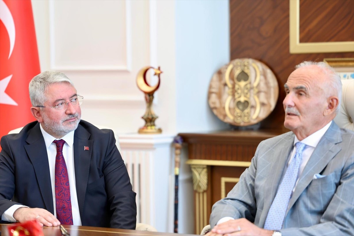 AK Parti Genel Başkan Yardımcısı Yusuf Ziya Yılmaz, Çorum Belediye Başkanı Halil İbrahim Aşgın'ı...