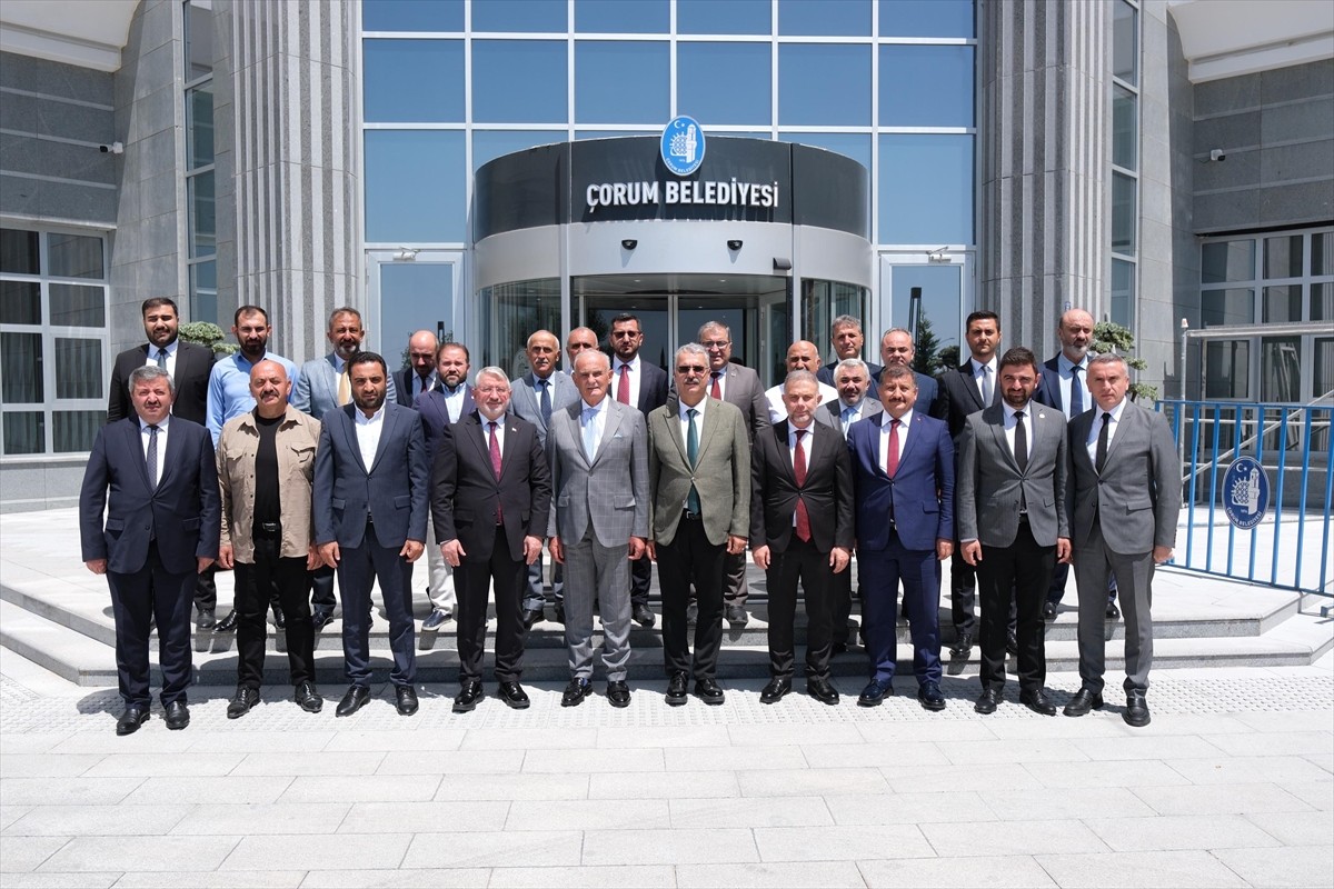 AK Parti Genel Başkan Yardımcısı Yusuf Ziya Yılmaz, Çorum Belediye Başkanı Halil İbrahim Aşgın'ı...