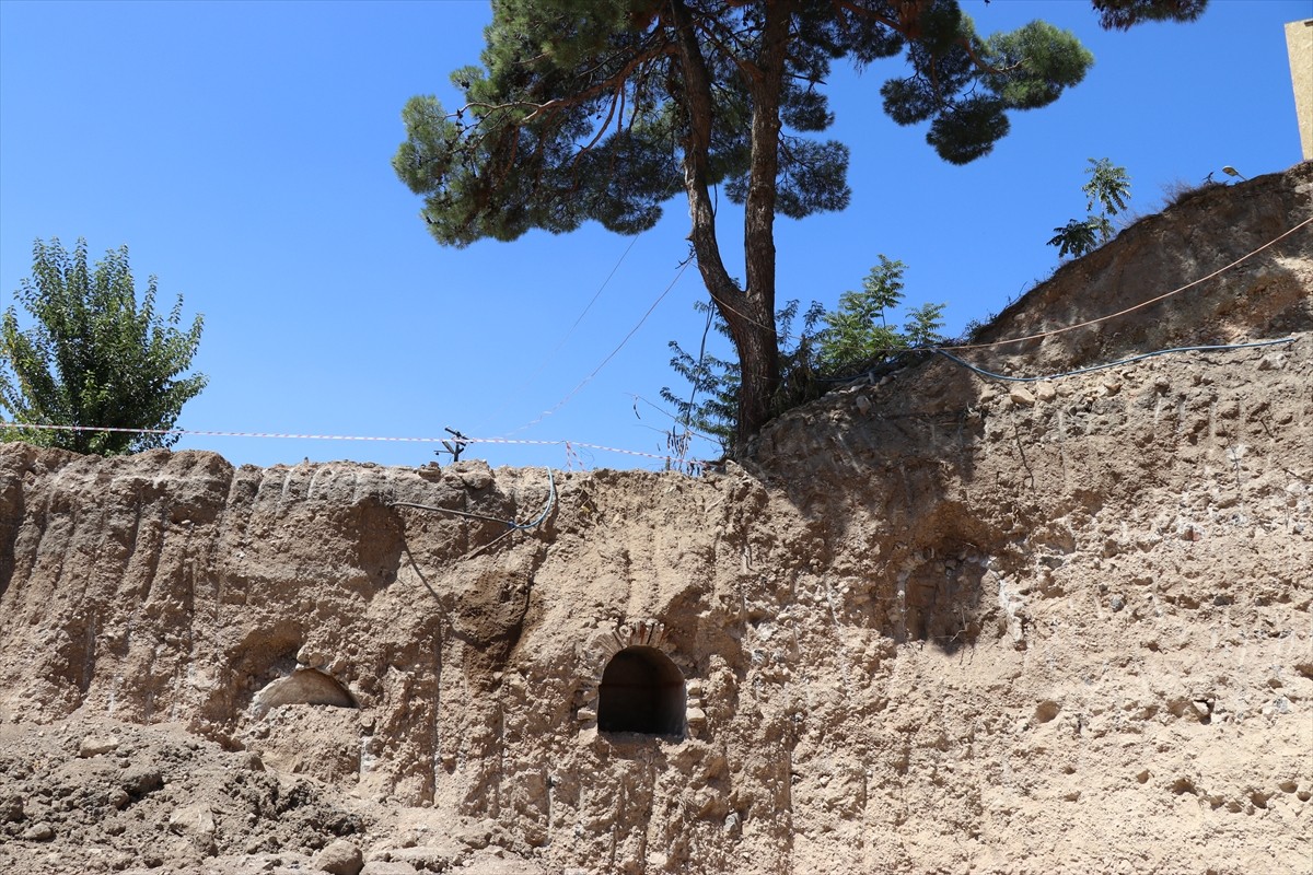 Amasya'da bir inşaatın temel kazısında Roma dönemine ait 3 mezar bulundu. Durumun Amasya Arkeoloji...