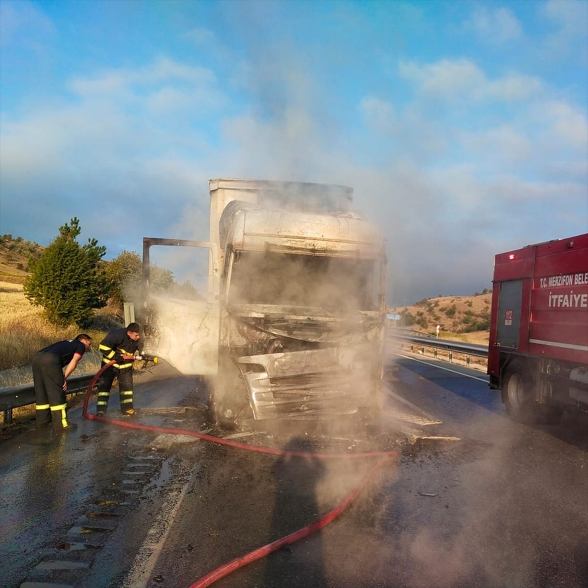 Amasya'nın Merzifon ilçesinde seyir halindeyken yanan tır kullanılmaz hale geldi.
