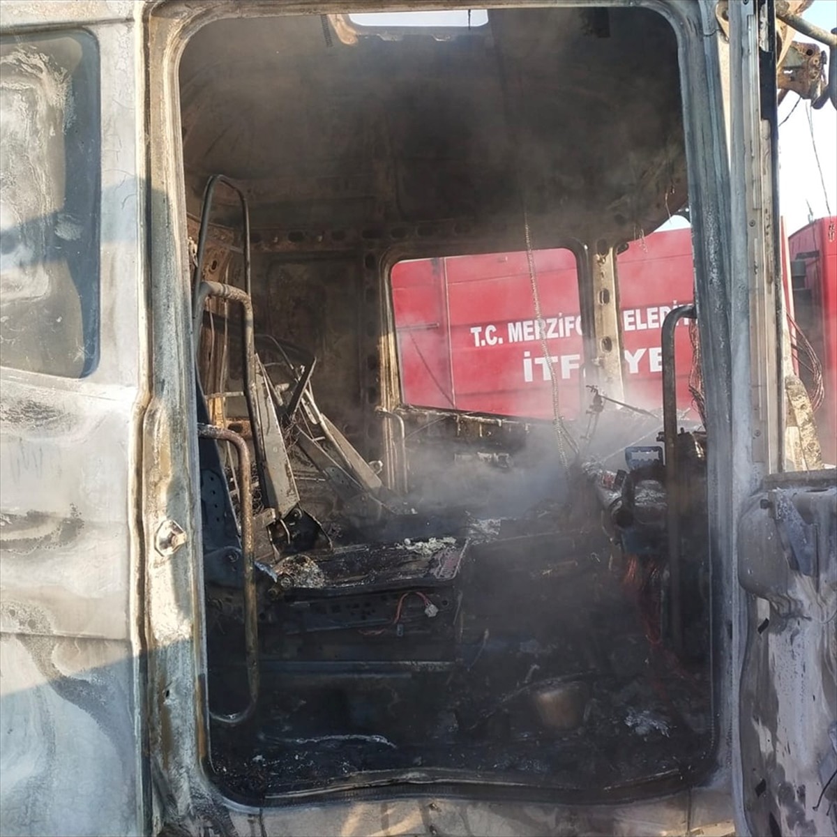 Amasya'nın Merzifon ilçesinde seyir halindeyken yanan tır kullanılmaz hale geldi.