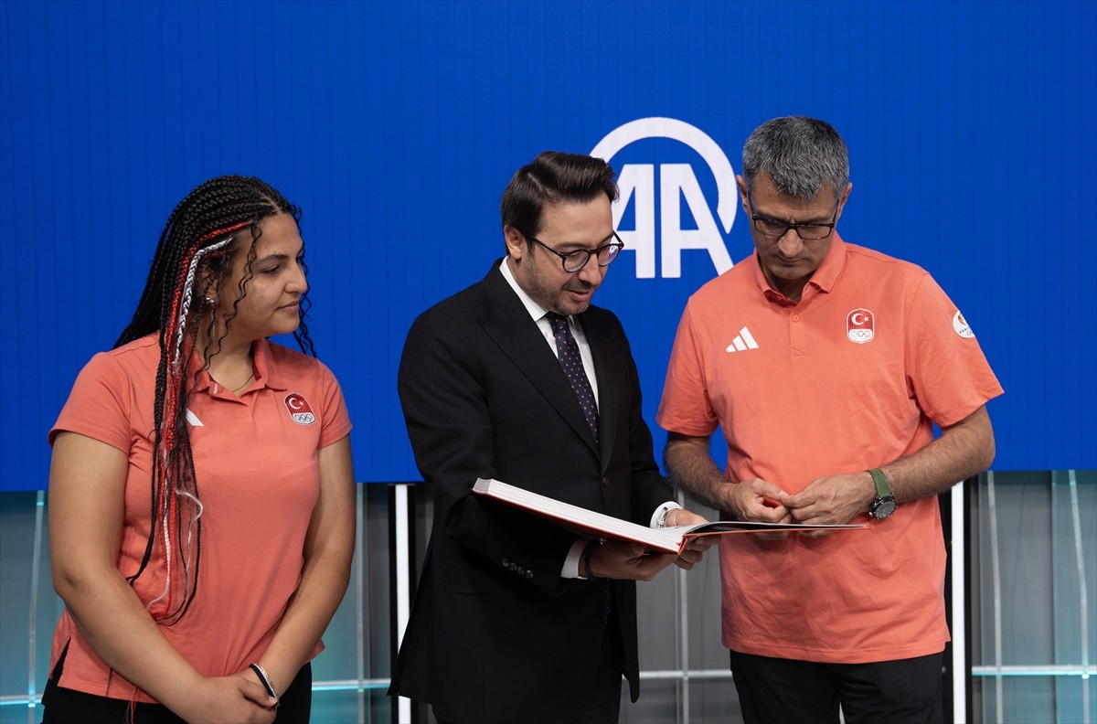 Anadolu Ajansı (AA) Yönetim Kurulu Başkanı ve Genel Müdürü Serdar Karagöz (sağda), Paris 2024...