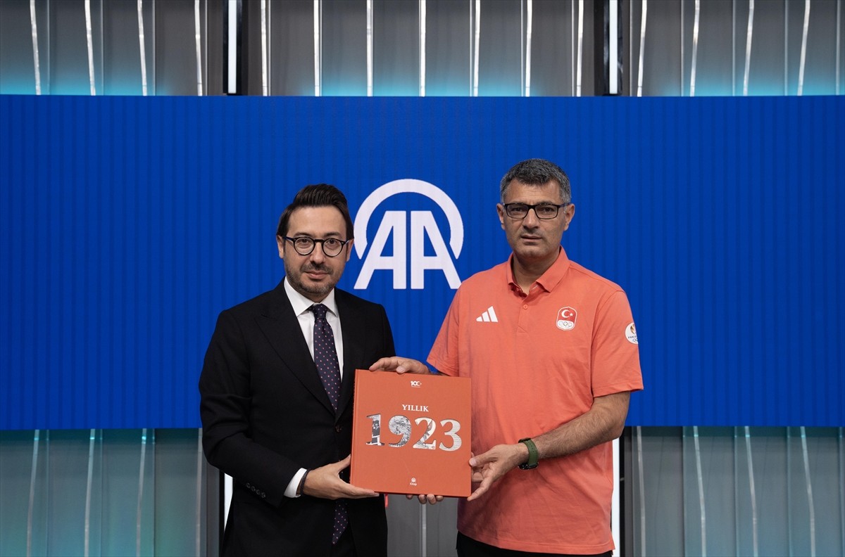 Anadolu Ajansı (AA) Yönetim Kurulu Başkanı ve Genel Müdürü Serdar Karagöz (sağda), Paris 2024...