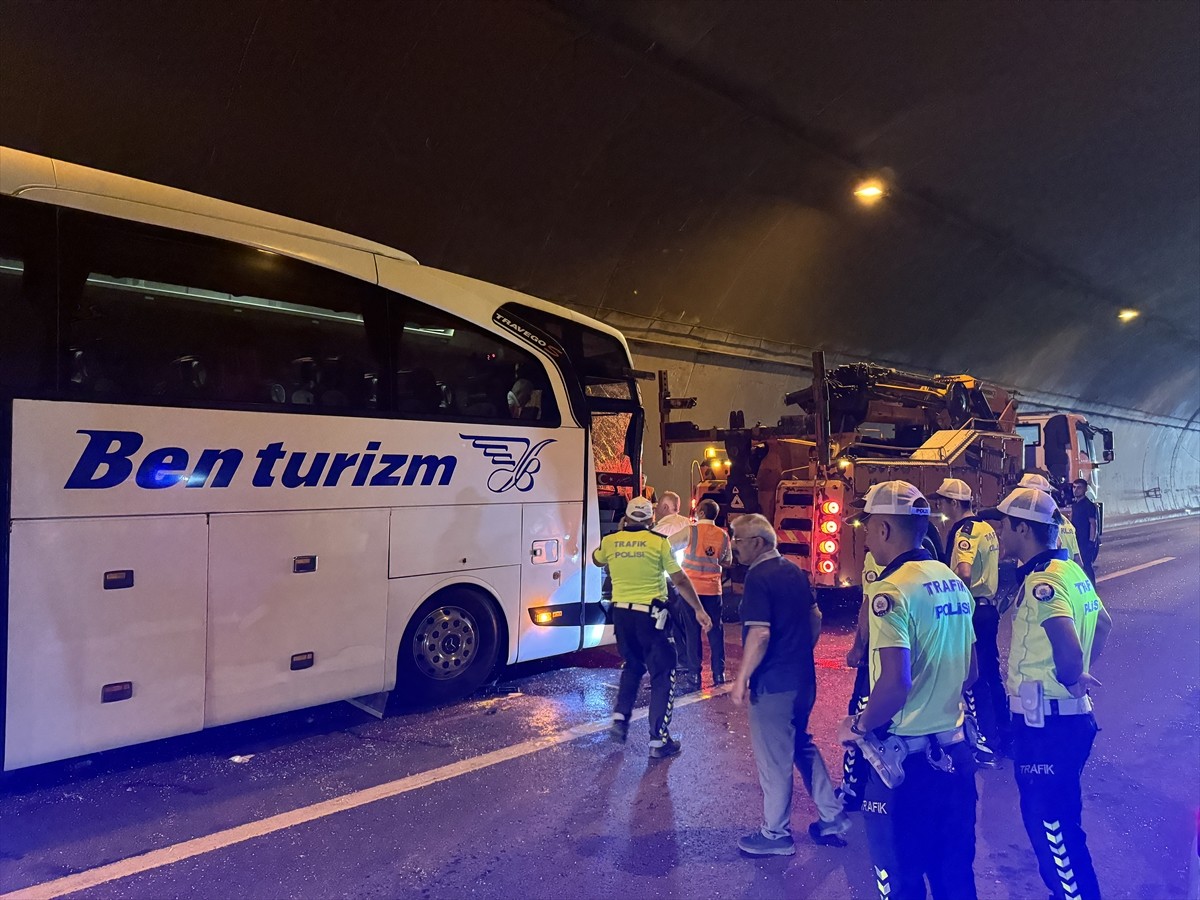 Anadolu Otoyolu'nun Kocaeli kesiminde 2 yolcu otobüsü, 1 tır, 1 otomobilin karıştığı zincirleme...